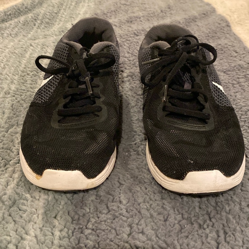 Nike Men Revolution 3 size 8.5